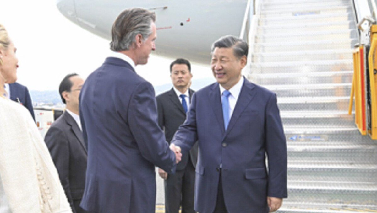 TheBabylonBee's tweet photo. Communist Dictator Welcomes President Xi https://t.co/7JVIC1ydTM https://t.co/KjcNuRmTrP