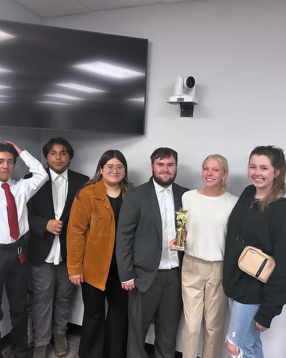 Ecisd_debateOHS's tweet photo. Yesterday was an amazing day for the OHS debate team. The region 18 UIL student congress was held with Odessa high taking 2 of the top 5 students, with Freshman Ellie Mourning scoring 3rd, and Senior debate president getting 4th and named first alternate to the State competition. https://t.co/Gl9zLNPQBa
