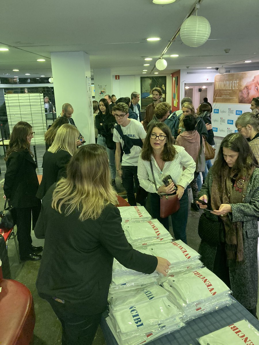 IF_Barcelona's tweet image. En directo de la velada solidaria : proyección de la película “Invincible été”. La totalidad de los fondos recaudados se donará al @InstitutCerveau (ICM) para financiar la investigación y al tratamiento de la enfermedad de Charcot. 
Con @laplace_groupe.