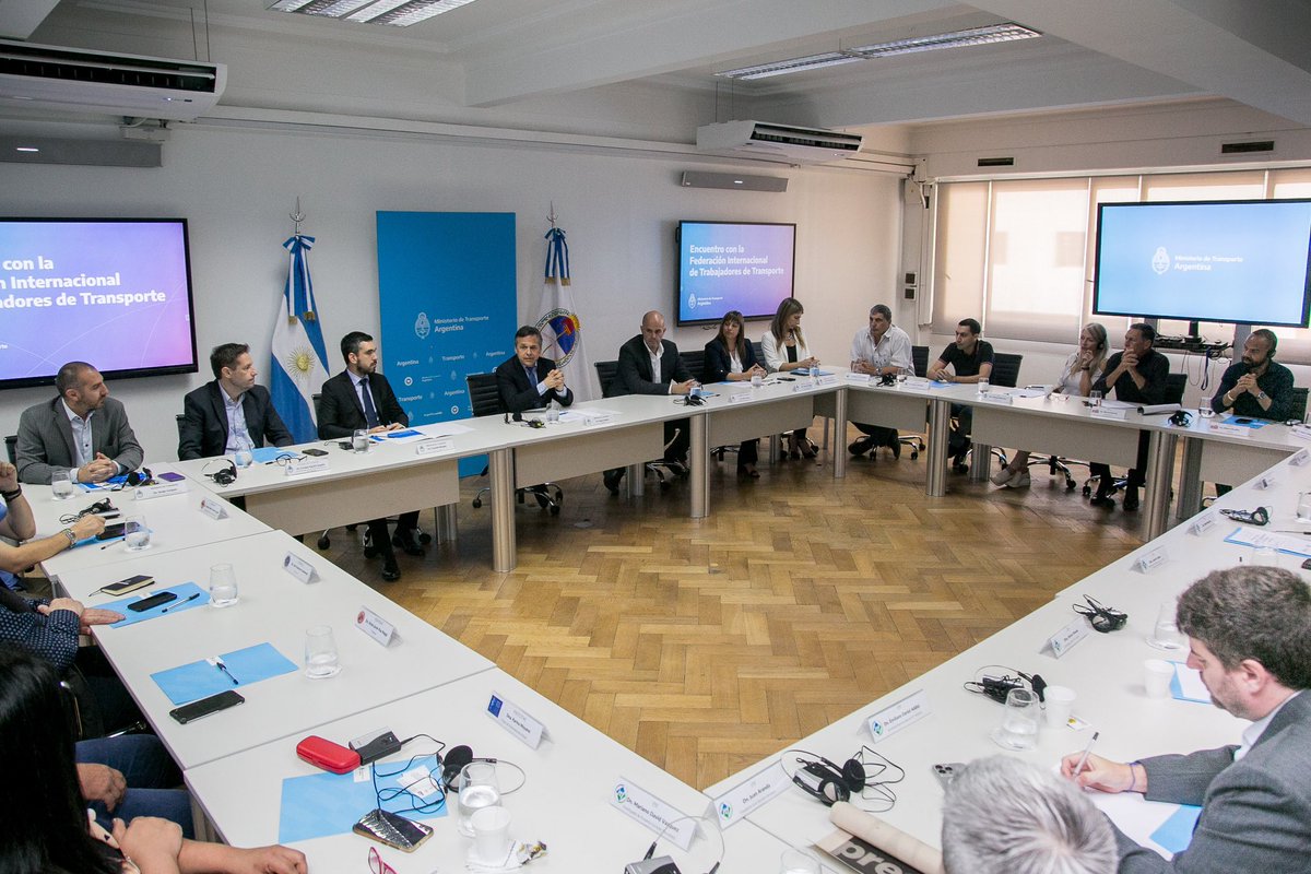 El ministro <a href="/DiegoGiuliano/">Diego Giuliano</a> recibió a representantes de la Federación Internacional de Trabajadores del Transporte de Argentina, Brasil, Chile, Paraguay, Panamá y Reino Unido para dialogar sobre el importante rol de los trabajadores del transporte en el comercio internacional.