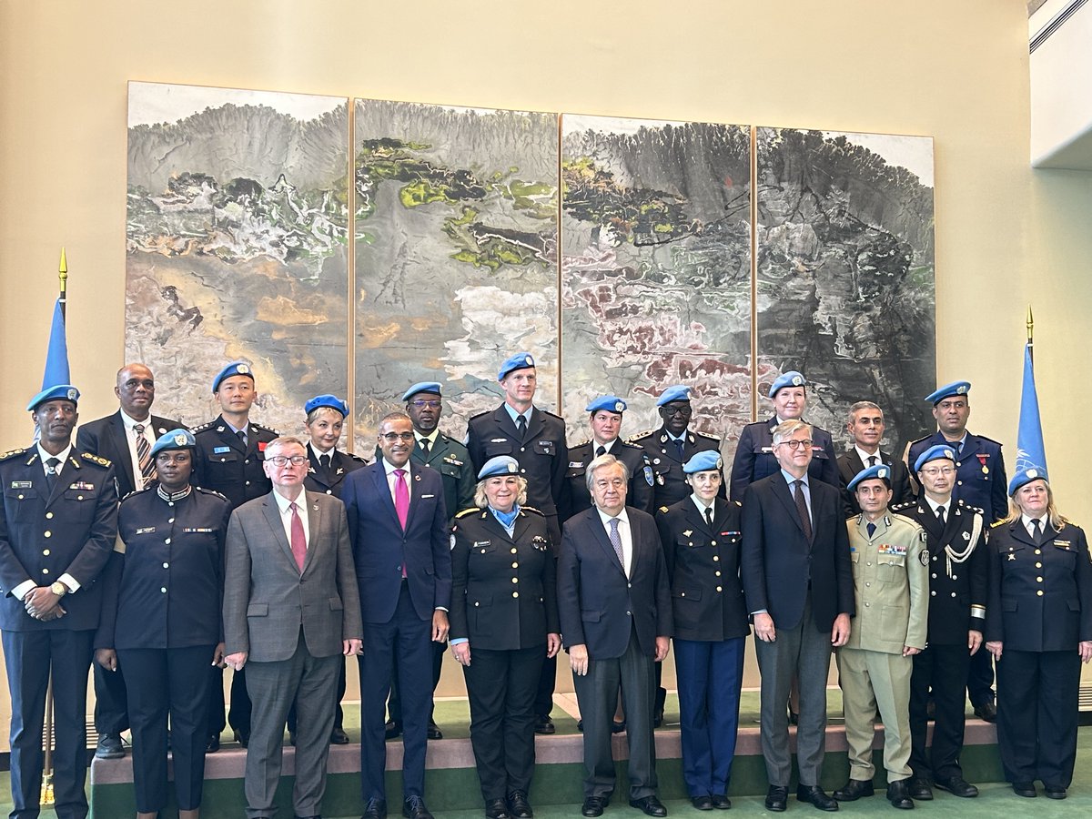 UNPOL's tweet photo. On the occasion of #UNPoliceWeek, @UNPOL Adviser Commissioner Faisal Shahkar welcomed 🇺🇳 Secretary-General @antonioguterres, USG @Lacroix_UN and ASG @UN_OROLSI, for a group picture with @UNPOL Heads of Police Components in @UNPeacekeeping and @UNDPPA missions. #PK75 https://t.co/jzrrMkYV8r