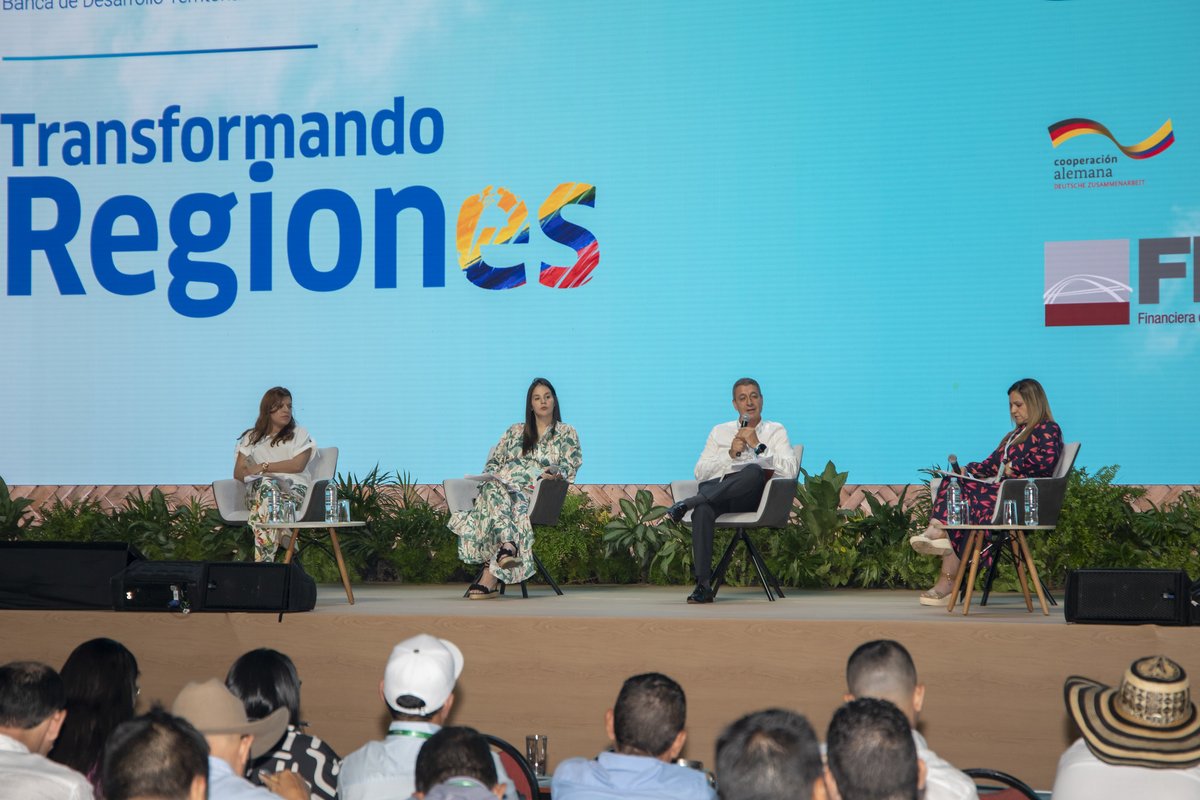 En #TransformandoRegionEs, el conversatorio ‘Convergencia para el desarrollo: fuentes de financiación para los territorios" reunió a <a href="/fesalazarg/">Flor Esther Salazar</a>, <a href="/pamelafonrodona/">Pamela Fonrodona</a> y Néstor Urrea, director General de Apoyo Fiscal.