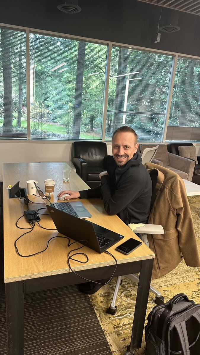 jglozano's tweet image. It’s @DamianEdwards getting ready for his #AspNetCore with native AOT session for #dotNETConf!