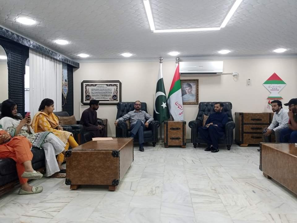 GirlsWingAPMSO's tweet photo. سینئر ڈپٹی کنوینئر ایم کیو ایم پاکستان سید مصطفیٰ کمال بھائی کی شعبہ طالبات (جامعہ کراچی) کے ذمہ داران سے میٹنگ اس موقع پر ارکان رابطہ کمیٹی ابوبکر صدیقی بھائی ، ریحان ہاشمی بھائی جوائنٹ انچارج اے پی ایم ایس او ریحان شاہ بھائی ارکان مرکزی کمیٹی حماد ملک بھائی  بھی موجود۔
#APMSO https://t.co/GpcadXRAHY