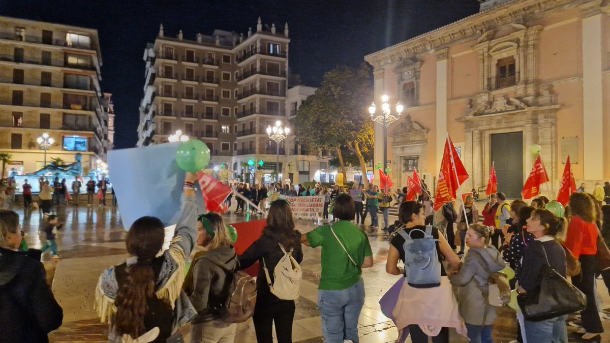 PSOEValencia's tweet photo. Todo nuestro apoyo a las trabajadoras de las escuelas infantiles.

La educacion de 0 a 3 años es fundamental para nuestros pequeños. Es imprescindible que las profesionales tengan unas condiciones dignas.

Muchas fuerzas compañeras ✊🏼 https://t.co/gqFtIEQx82