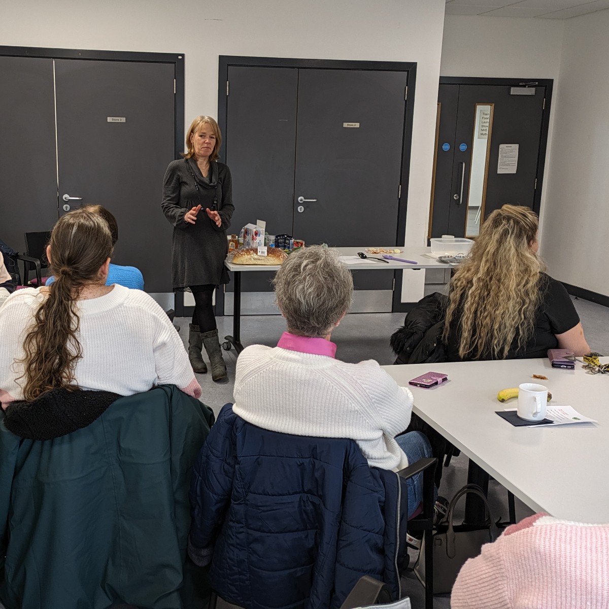 Prof @kscottkaren1 joined Fiona from Tilly Community Flat at the Tillydrone Community Campus for the weekly women's group today. Karen spoke about the benefits of eating fibre through fruit, veg & pulses while Fiona whipped up a veg & bean stew with Eaton Mess for pudding!