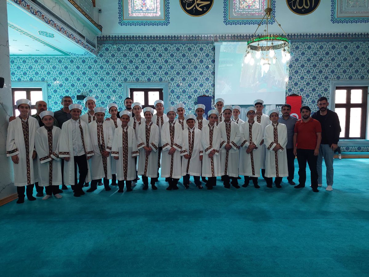 mebhafiz's tweet photo. İstanbul Pendik’te İcazet Merasimi! 

Ömer Çam İmam Hatip Ortaokulu ve Erenköy Erkek Kur’an kursunda hafız olan 24 erkek öğrencimize #icazetmerasimi düzenlendi. Tebrik ediyoruz. 👏
@yilmaznazif @drahmetisleyen https://t.co/A69k44ssOn