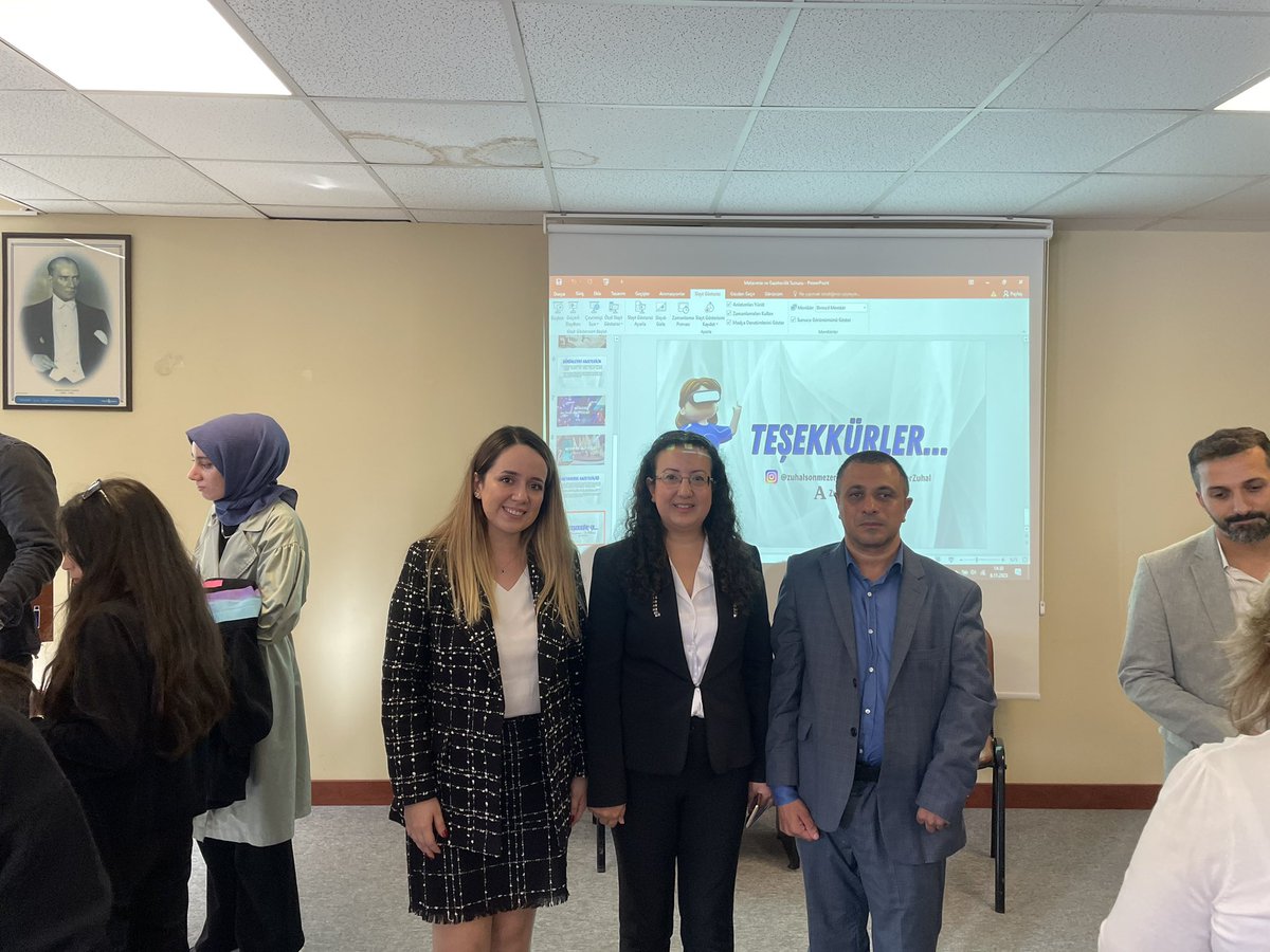 “Gazetecilik ve Medya Çalıştayı” kapsamında katılımcılarımızın teşekkür belgeleri Gazetecilik Bölüm Başkanımız Doç. Dr. Duygu DUMANLI KÜRKÇÜ tarafından takdim edildi.
