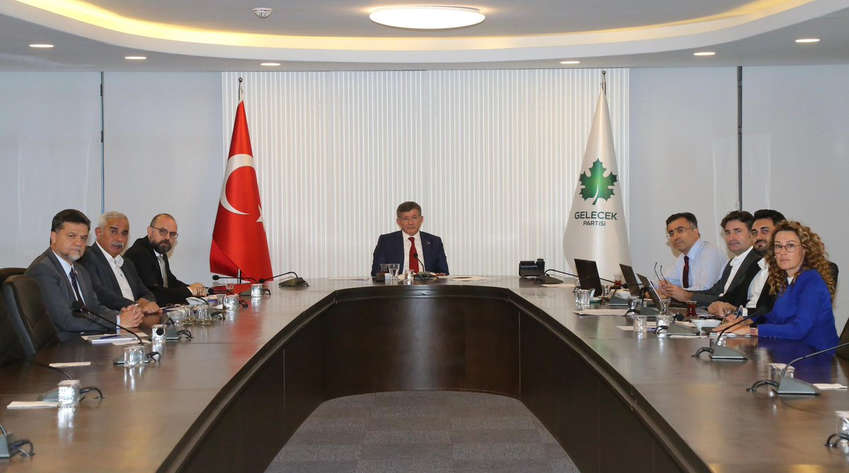 Genel Başkanımızın Başkanlığında, Ankara özelinde yerel seçim ve teşkilat çalışmaları değerlendirme toplantısını Genel Başkan yardımcılarımız ve Ankara Milletvekilimizin  katılımıyla icra ettik.
@gelecekankara06