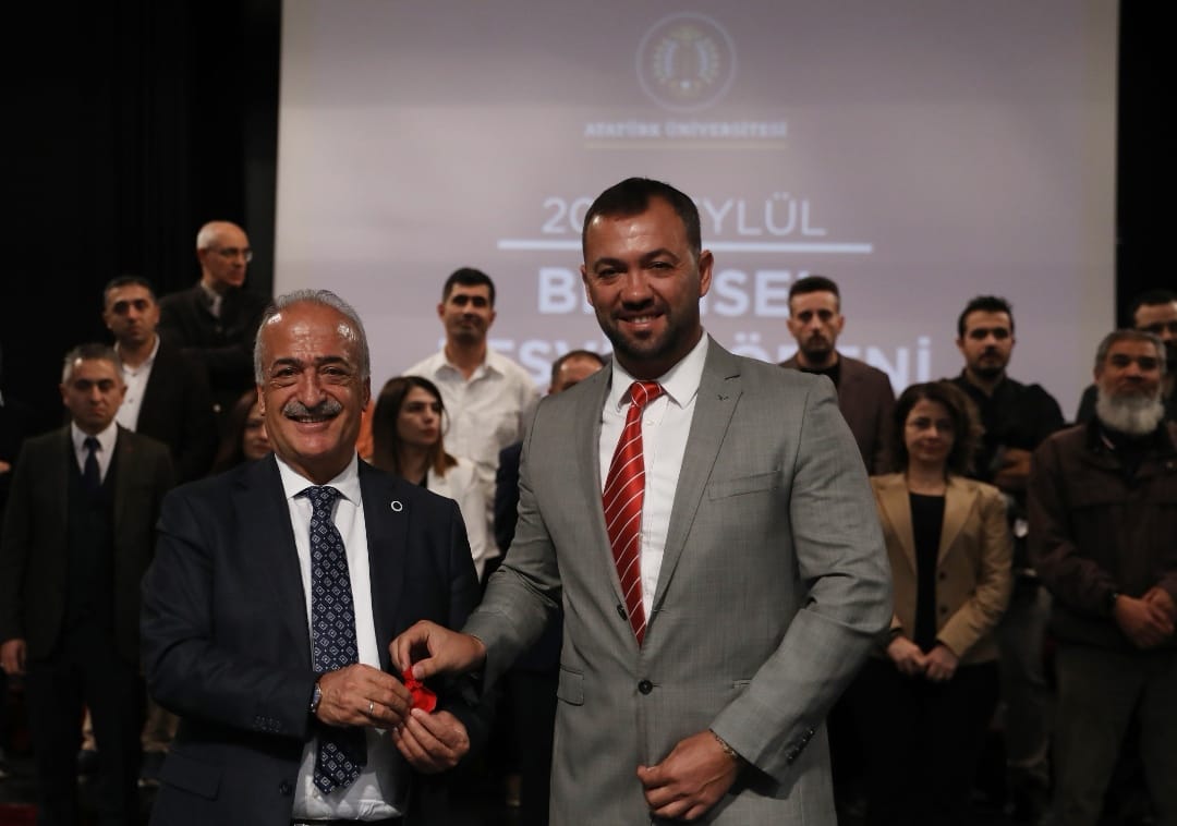 Üniversitemiz Eylül ayı akademik teşvik ödülleri kapsamında Yüksekokulumuz öğretim elemanlarından 
Dr.Öğr.Üyesi Ali Öz ödül almaya hak kazanmıştır. Hocamızı tebrik eder başarılarının devamı dileriz.