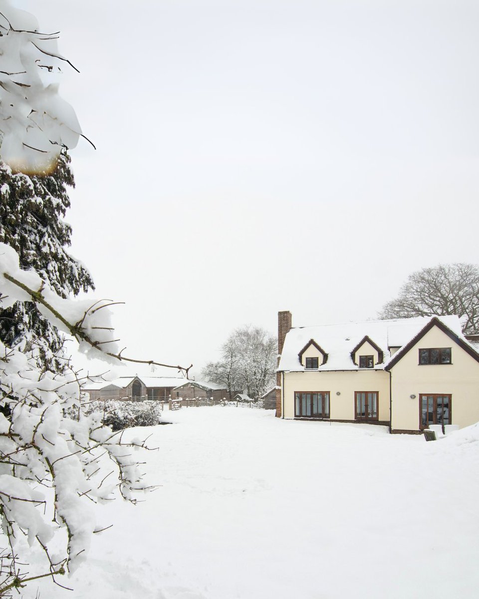 Protecting your home all year round...

📸: Paul Bailey
🎨: Emperor Masonry Paint in Witney Cream

#MyEmperorProject #EmperorPaint