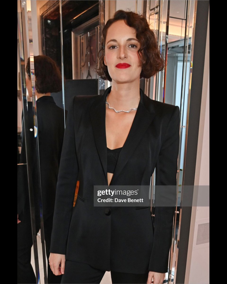 kefbgroup12's tweet image. Phoebe Waller-Bridge &amp;amp; Emerald Fennell, winner of the Director award, at the Harper&apos;s Bazaar Women of the Year 2023 awards at Claridges, London 🖤🤍🖤 #pwb