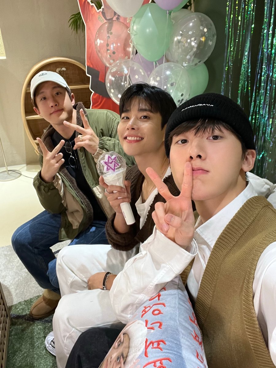 [📸] 🌟231108 #Welcomeback_MJ🌟

아로하와 함께 축하해 주러
깜짝 방문한 진진과 산하!🥰
함께해서 더 즐거웠던 라이브였습니다💜

#아스트로 #ASTRO #엠제이 #MJ
#아로하의_햇살_명준이가_온다잉