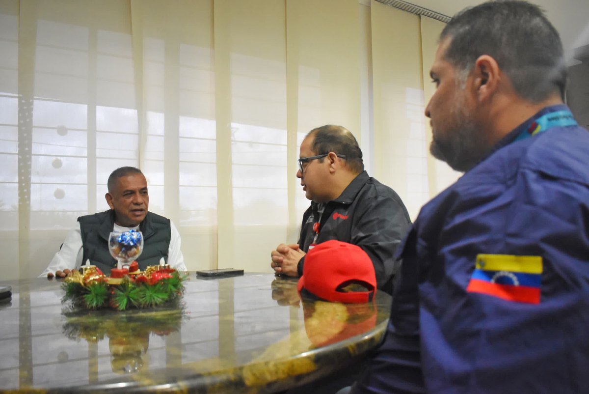 Bienvenido hermano Juan Carlos Díaz , Vicepresidente de Comercio y Suministro Nacional de <a href="/PDVSA/">PDVSA</a> con  quien estamos articulando y planificando  una mayor y mejor atención en materia de combustible para nuestro estado Bolívar, <a href="/TellecheaRuiz/">Rafael Tellechea</a>