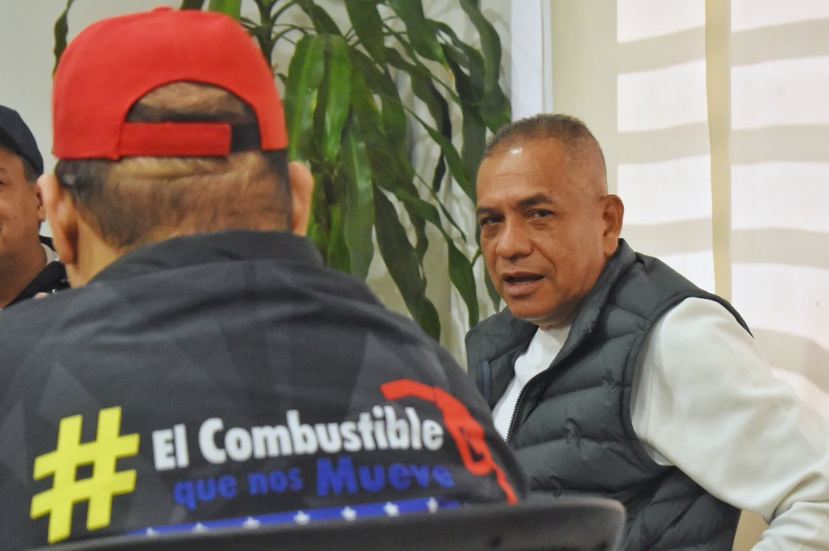 amarcanopsuv's tweet photo. Bienvenido hermano Juan Carlos Díaz , Vicepresidente de Comercio y Suministro Nacional de @PDVSA con  quien estamos articulando y planificando  una mayor y mejor atención en materia de combustible para nuestro estado Bolívar, @TellecheaRuiz https://t.co/FbxX3Pg5Gi