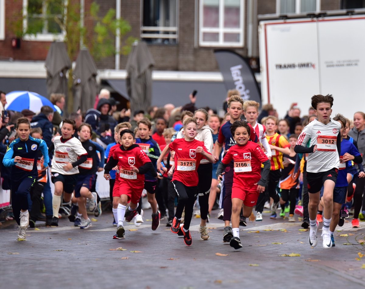 krollenloop's tweet image. We hebben een fantastische editie van de Krollenloop achter de rug. Dank aan alle lopers, sponsoren, vrijwilligers en publiek voor hun enthousiasme. Veghel kwam weer in beweging en ging hollen vur goei krollen! Tot onze jubileumeditie op zondag 3 november 2024.