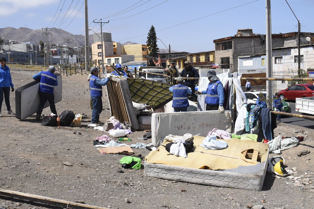DPRAntofagasta's tweet photo. [AHORA] 📣 Masivo operativo de retiro de ocupaciones irregulares en sector centro y centro alto de #Antofagasta @CarabAntof @AntofagastaMuni https://t.co/JXzT9XvmyU