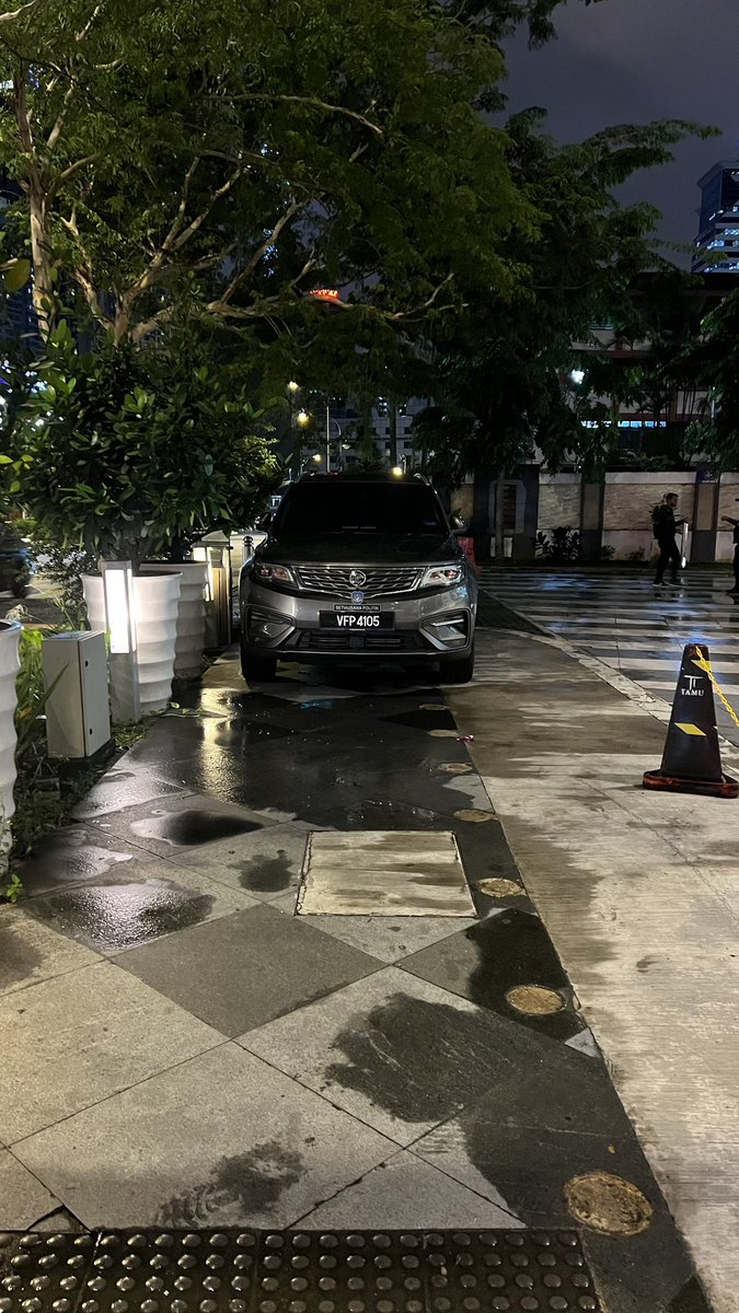 NabilErsyad's tweet photo. @DBKL2u Jalan Raja Abdullah @DBKL2u 
7/11/2023 19:45

#crimeagainstpedestrians
#pavementblocking
#dbkI https://t.co/mDwCicHsig