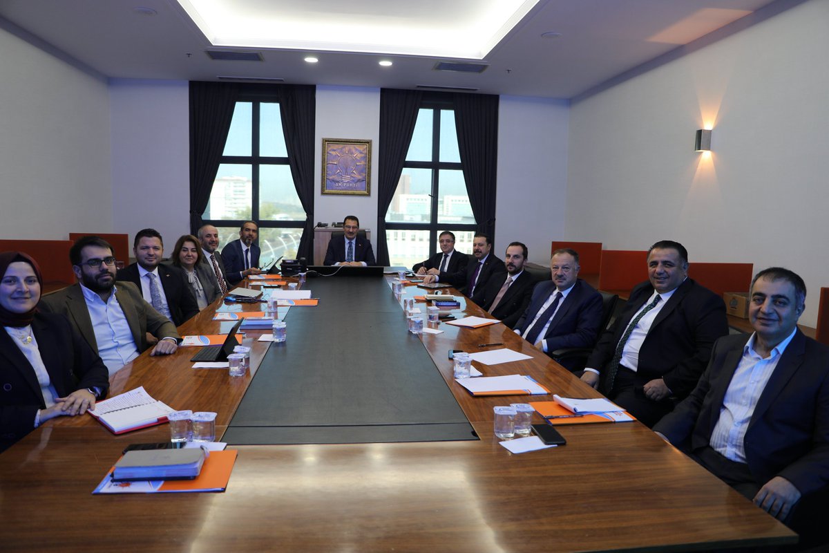 Uzun süredir birlikte çalıştığımız arkadaşlarımızla yine birlikteyiz.

Sayın Cumhurbaşkanımızın güvenine layık olmak için var gücümüzle çalışacağız inşallah.

Degerli Başkanlarımıza yeni dönemde başarılar diliyorum. 

Hayırlı olsun.