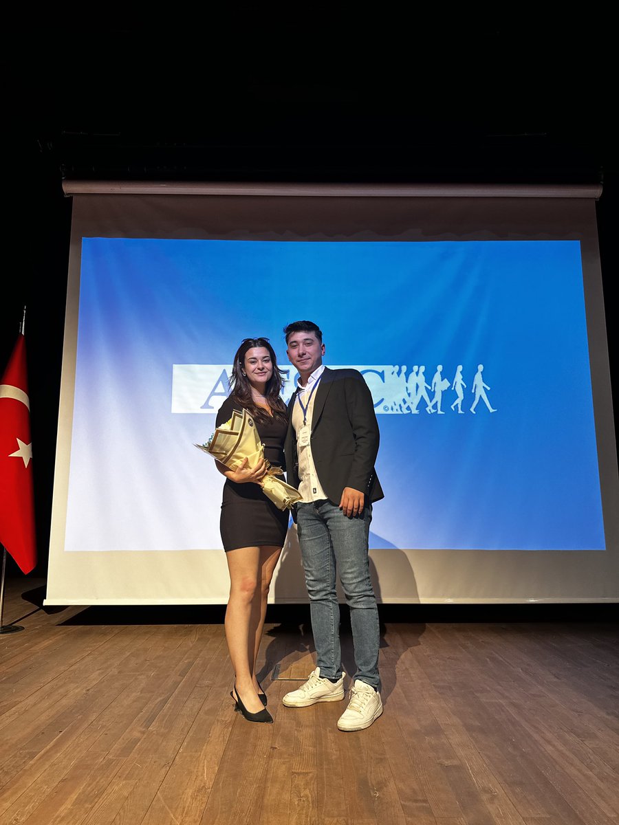 laydaakynk's tweet photo. Çok değil 4-5 yıl önce @KOUGGK ile yaptığımız etkinliklerde konuklarımıza hediyelerini takdim etmek için görevli olurken şimdi o sahnede konuk olarak çiçek aldım, biraz duygusalım 🥹 https://t.co/CPZajUvChj
