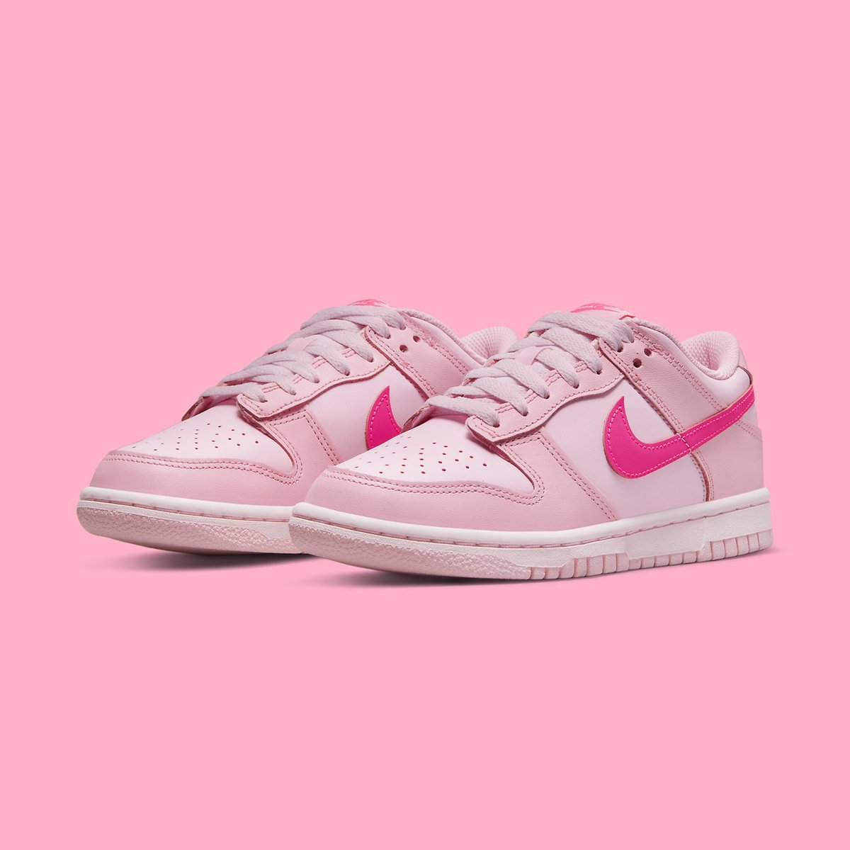houseofheat's tweet photo. The Nike Dunk Low “Triple Pink” Restocks Nov. 21

DETAILS: https://t.co/VJtTUowDm9 https://t.co/9G7GL8T2Gu