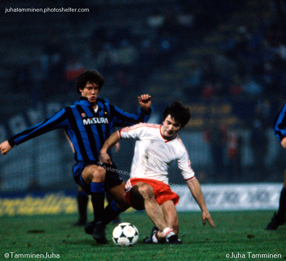 Internazionale v Legia, UEFA Cup 3rd round 1st leg match at Stadio Giuseppe Meazza on 27th November 1985. That looks like Fulvio Collovati on left, but no idea who the Legia player is. Probably @Mial1986_87 knows hime... #FCInternazionale #Inter #Legia #UEFACup #FulvioCollovati