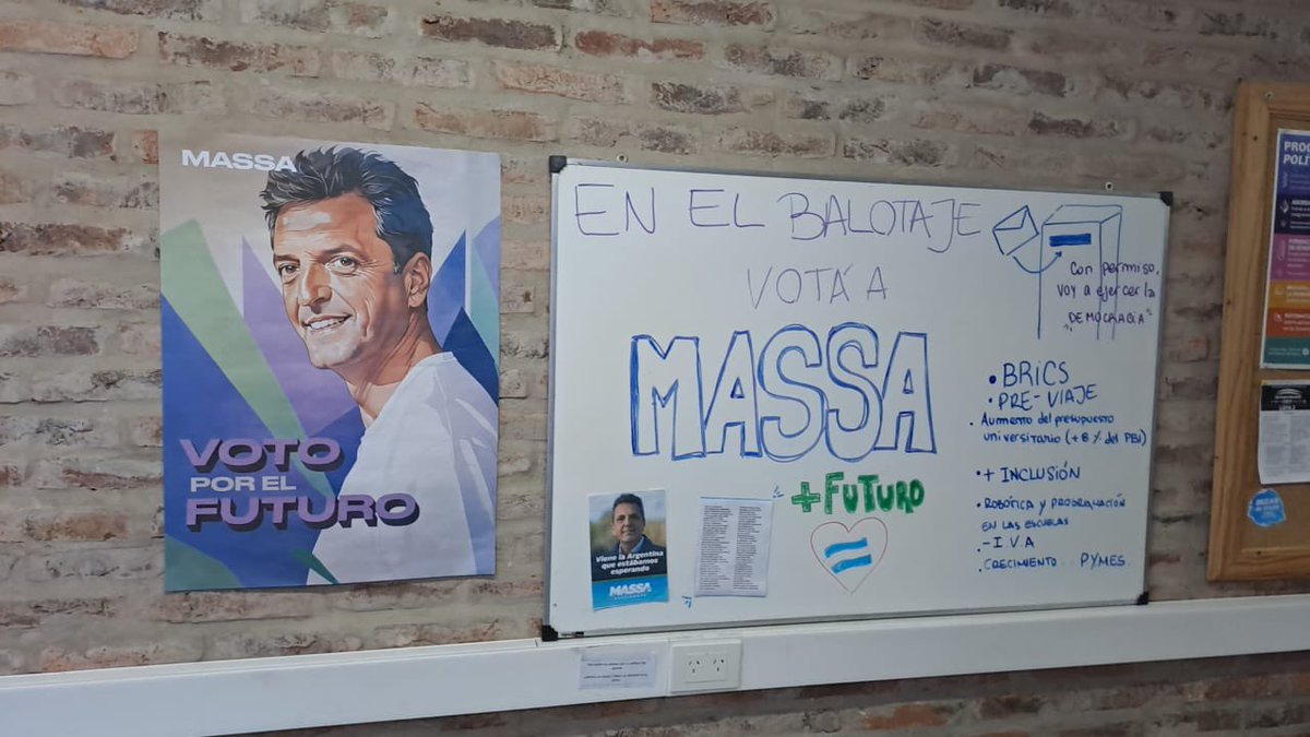 🗳️En el centro de estudiantes de la UNGS bancamos la #UniversidadPública por eso en el próximo balotaje votamos a @SergioMassa presidente. #NoAMilei