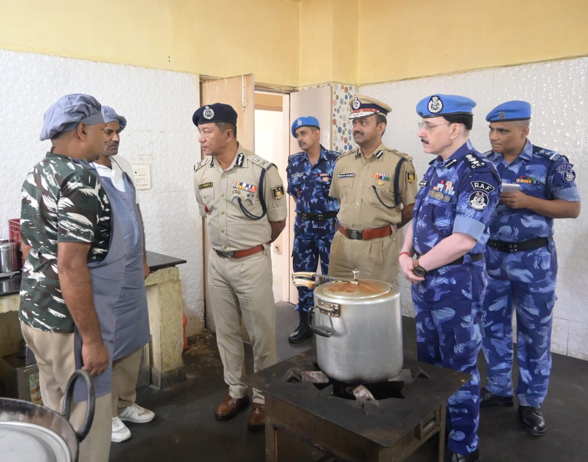 crpfindia's tweet photo. DG #CRPF, @sthaosen, reviewed ops and training activities of Jamshedpur based 106 Bn #RAF. DG also inaugurated the Men's Club building at GC Jamshedpur &amp; interacted freely with jawans. https://t.co/X30RjiSNgA
