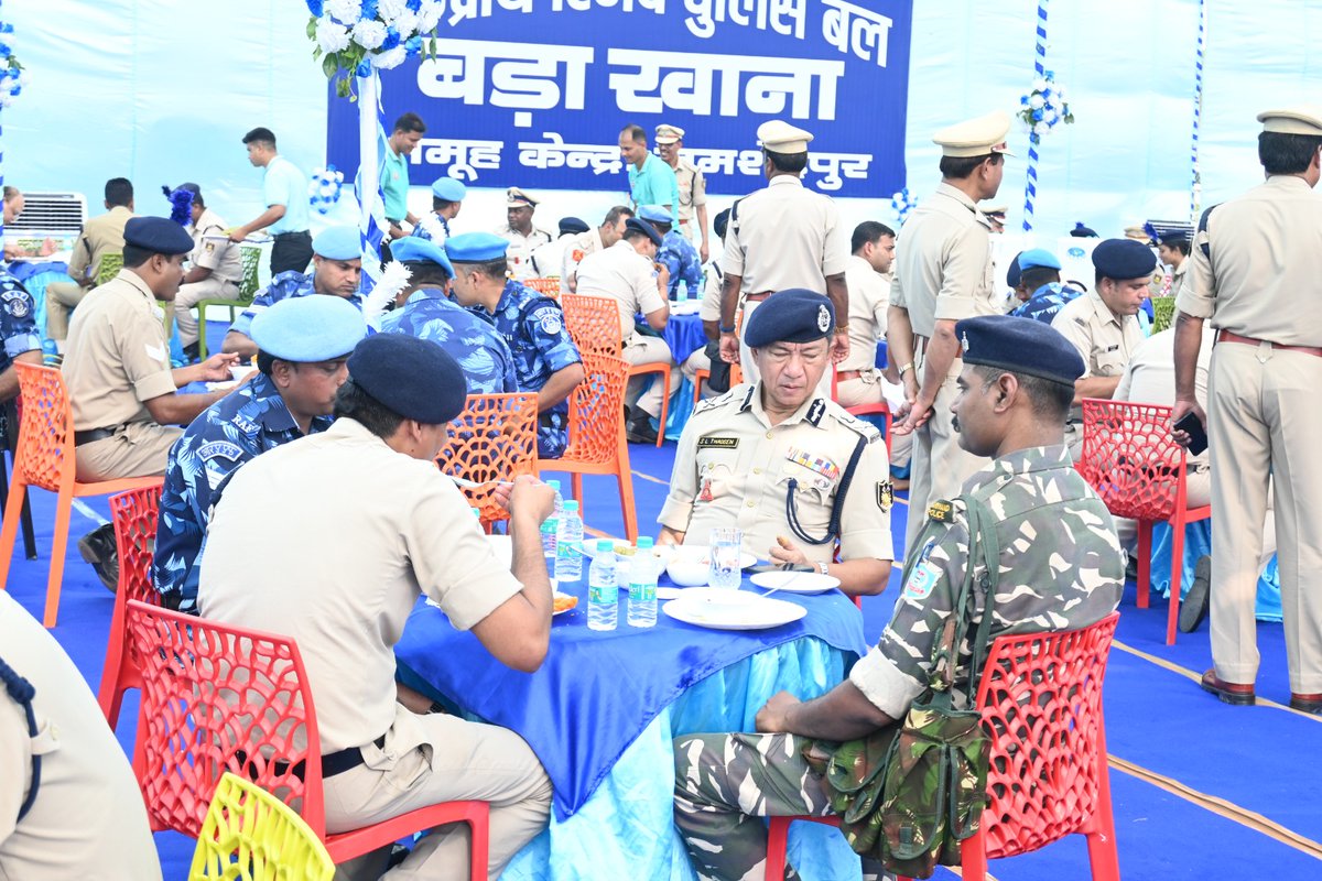 crpfindia's tweet photo. DG #CRPF, @sthaosen, reviewed ops and training activities of Jamshedpur based 106 Bn #RAF. DG also inaugurated the Men's Club building at GC Jamshedpur &amp; interacted freely with jawans. https://t.co/X30RjiSNgA