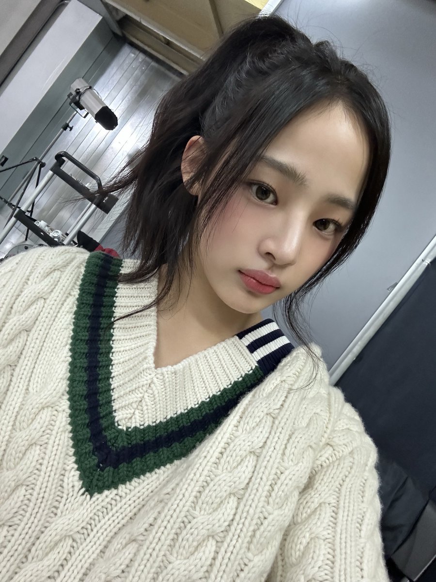 archivenewjns's tweet photo. minji phoning update. ☆ https://t.co/jrDAagLt8z