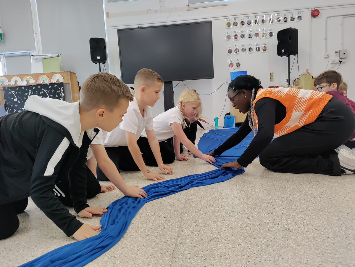 kit_theatre's tweet photo. We’ve spent a brilliant three days with over 200 time travelling Year Two pupils in Canvey Island delivering our Fire of London Inspiration Day 🥖 https://t.co/QAJP48iUF7