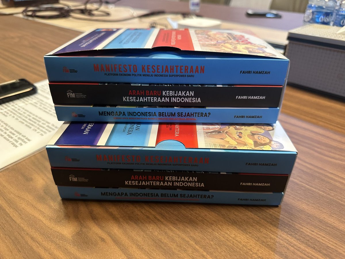 Fahrihamzah's tweet photo. Lur,
Buku TRILOGI dah jadi… https://t.co/ABlSrR1S3l