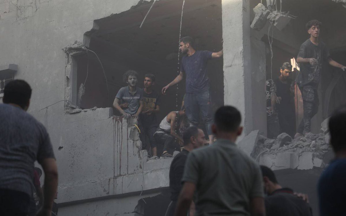 PalestineEmbBD's tweet photo. Pictures of the recovery of a number of martyrs and wounded as a result of the occupation’s bombing of a residential square in Beit Lahia, north of Gaza.
#Gaza_Geniocide 
#FreePalestine 
#IsraeliWarCrimes https://t.co/bFy6fnfb64