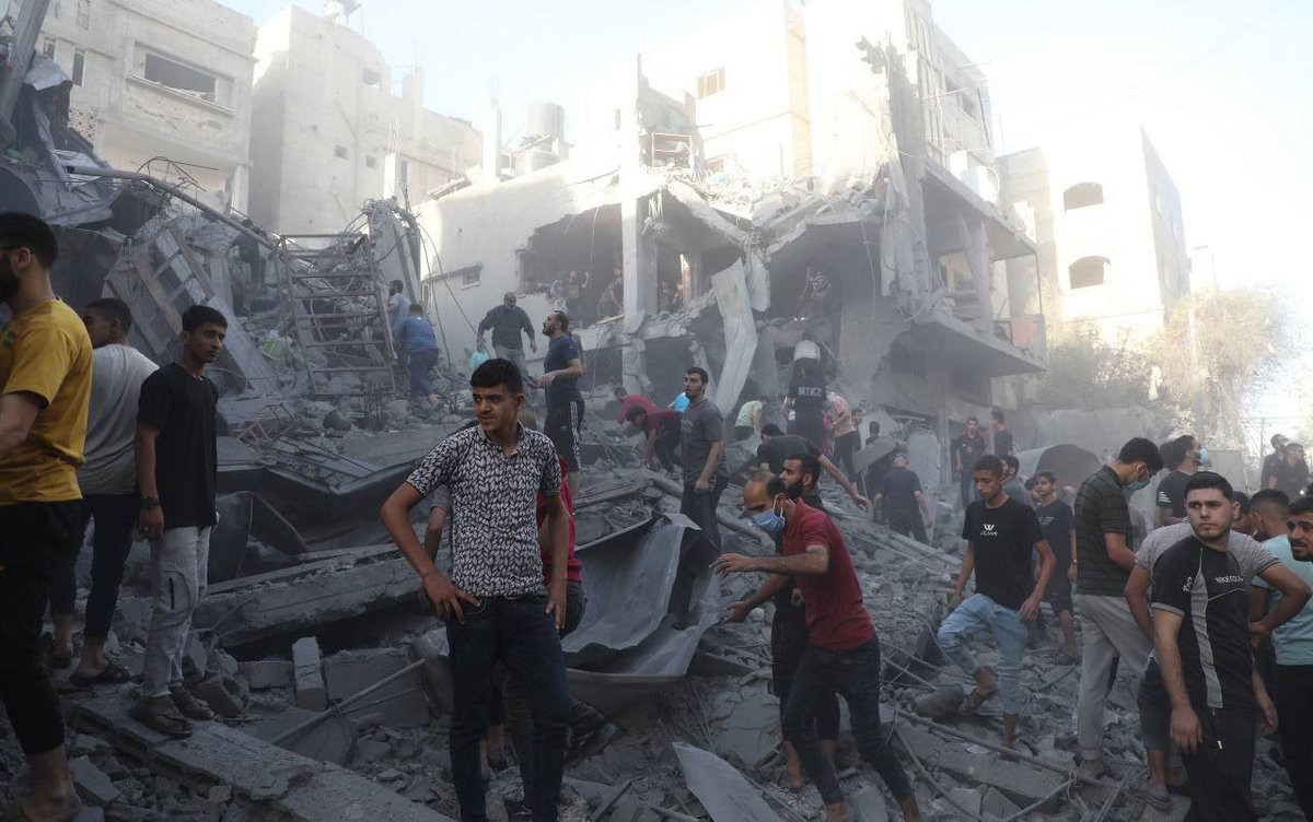 PalestineEmbBD's tweet photo. Pictures of the recovery of a number of martyrs and wounded as a result of the occupation’s bombing of a residential square in Beit Lahia, north of Gaza.
#Gaza_Geniocide 
#FreePalestine 
#IsraeliWarCrimes https://t.co/bFy6fnfb64