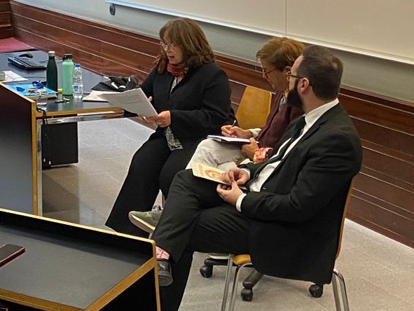 El aula llena para nuestro seminario abierto “La crisis de Gaza: Reflexiones desde la academia", con Silvia Morgades Gil i <a href="/Quero53/">Jordi Quero</a> (todo, en el marco de nuestro proyecto "Violencias en el Mediterráneo" con <a href="/ICIPeace/">ICIP</a>). ¡El retorno social de la ciencia es importante!