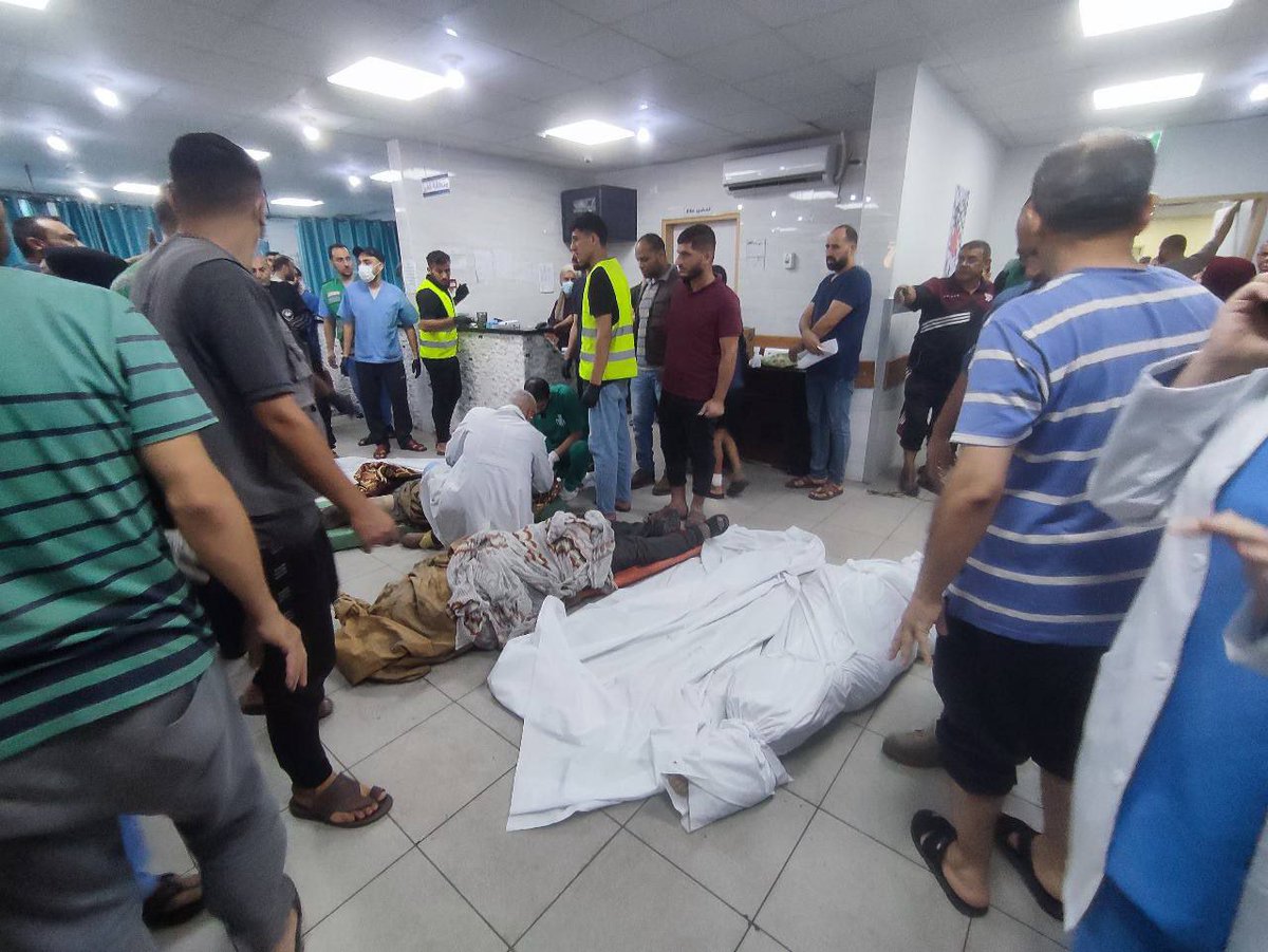 PalestineEmbBD's tweet photo. Pictures of the recovery of a number of martyrs and wounded as a result of the occupation’s bombing of a residential square in Beit Lahia, north of Gaza.
#Gaza_Geniocide 
#FreePalestine 
#IsraeliWarCrimes https://t.co/bFy6fnfb64