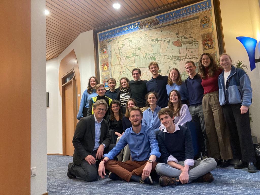 bo_feb's tweet photo. Vandaag waren we te gast bij de Unie van Waterschappen. @Smallenbroek, dankjewel voor het interessante en vrolijke college. Voortaan staat bodemdaling bij ons op het netvlies, want "Heel Holland  zakt!" https://t.co/EsQseBPexE