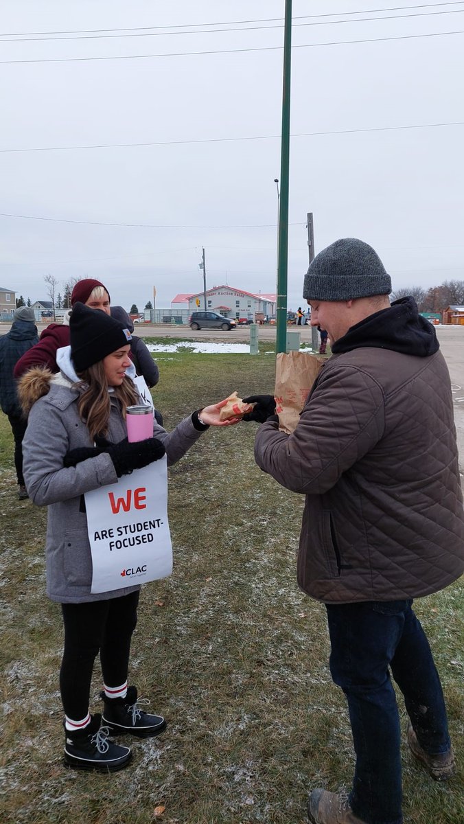 clacunion's tweet photo. Yesterday, our @HanoverSD EAs were treated to breakfast by some of CLAC's Edmonton staff and to a delicious afternoon pick-me-up from local bake shop Lemons and Lavender Baking. π§π°πͺ Thank you for keeping these workers fuelled! β€οΈ
#steinbachMB #strike #FairPayForEAs https://t.co/9gBCtvLVyn