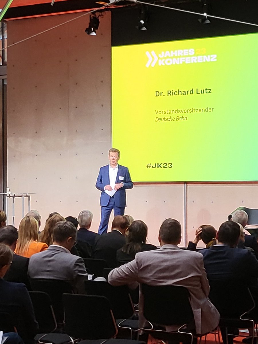 Storch_i's tweet photo. Bahnchef Dr. Lutz macht klar bei @KlimaWirtschaft erstmals öffentlich klar, wie stark die 3 Bundesverkehrsminister der @CSU  die Bahninfrastruktur kaputtgespatt haben: 

"Wir haben den Sanierungsstau in den letzten 12 Jahren versechsfacht!" #JK23 #KlimaWirtschaft https://t.co/NeWQTATfc5