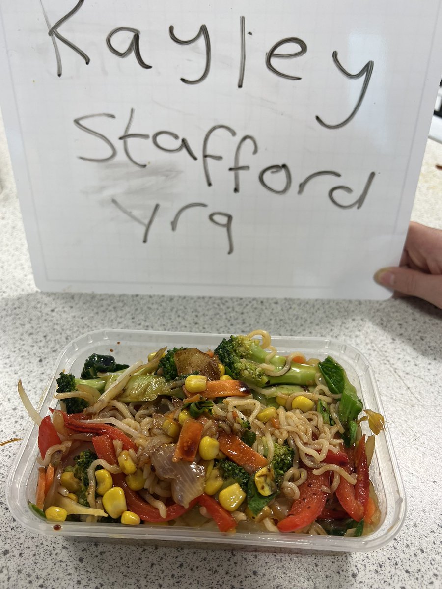 MrsOrwinPE's tweet photo. Our year 8’s and 9’s @AstreaDearne are focusing on food waste and how we can use up the bits and bobs in our fridge and reduce our food waste. Well done to year 9’s today! 🤩 https://t.co/fMvbVMT9dB