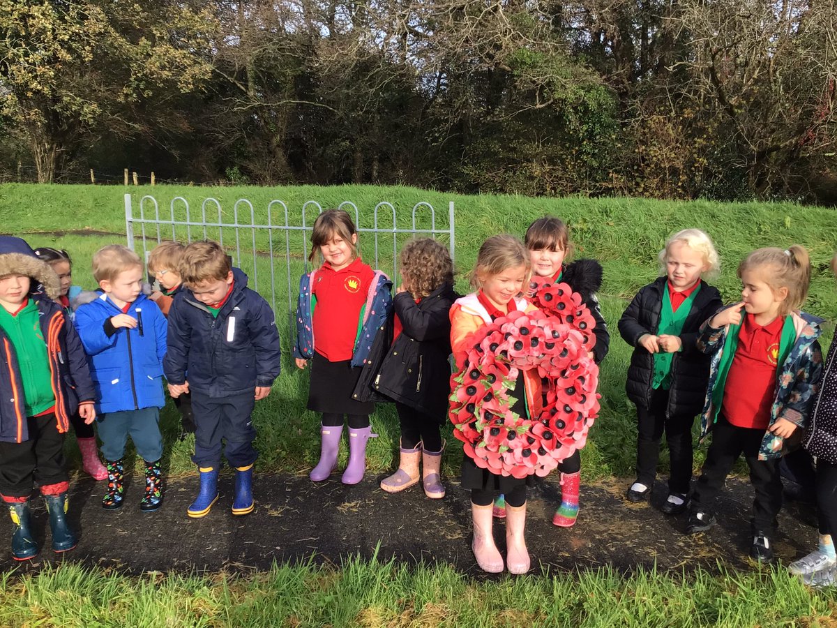 ysgolhendygwyn's tweet photo. Cofio yn yr ardal leol #poppies #pabi Gwreiddiau 1 https://t.co/HRzQM6AWly