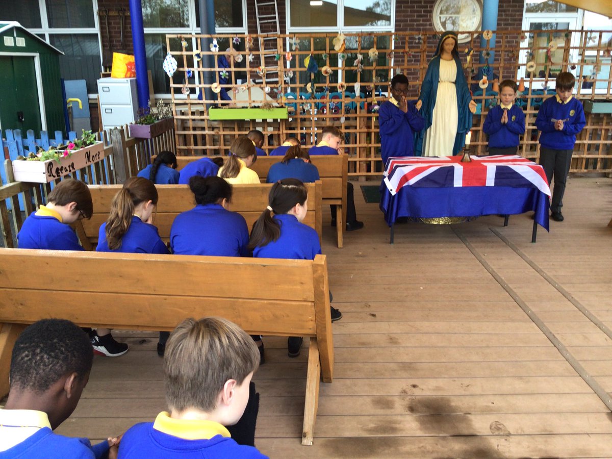 StMaryB17's tweet photo. We were lead in beautiful prayer and liturgy and focused on our loved ones who died as well as the soldiers who gave their lives to protect our country and the children who were not protected from war but died in armed conflicts. #Prayerandliturgy #Remembrance #Y5 #Art38 #Prayer https://t.co/7eX7WFe2by