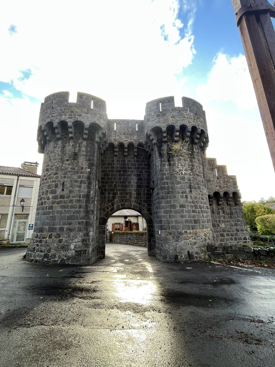 jdphartman's tweet photo. Another beautiful castle in France, is Château Dauphin, where its current owners offer daily tours of its renovated interior full of ancient treasures! https://t.co/vNjgMRNFog
