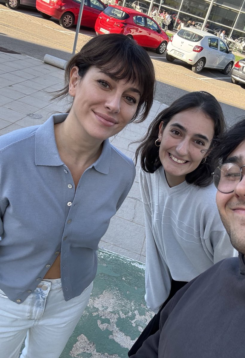 oscarsanchezz__'s tweet photo. Blanca Suárez nos ha sacado de clase para pedirnos una foto!!!!!! 💁🏽‍♀️ https://t.co/lg9Pxcg3Y7