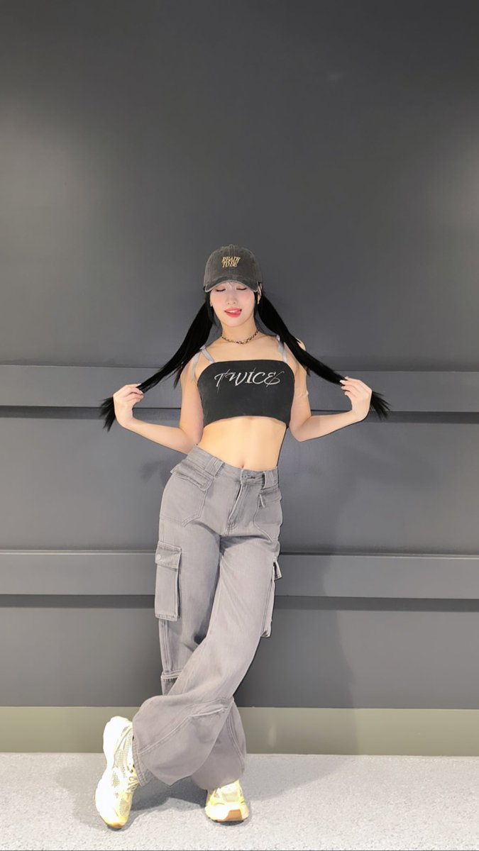 SubjectKpop's tweet photo. Happy Birthday Momo! 🎉 @JYPETWICE 

#천재복숭아_처음_수확한_날 
#BubblyMomoringDay
#HappyMOMOday https://t.co/I0dvQvIStL