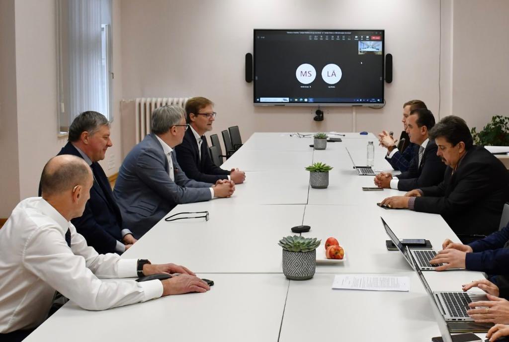 Vērtīga tikšanās ar Latvijas Plastikas ķirurgu un Latvijas Rokas un mikroķirurģijas asociāciju pārstāvjiem. Runājām par nozarē aktualo, ilgtermiņa stratēģiju, jauno speciālistu apmācību, kā arī pieredzi palīdzības sniegšanai Ukrainas karā cietušajiem un kara medicīnas attīstību.