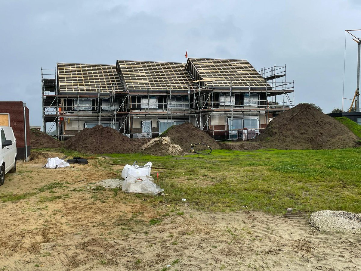 ⚒ | 𝙐𝙋𝘿𝘼𝙏𝙀: 𝗩𝗢𝗢𝗥𝗧𝗚𝗔𝗡𝗚 𝗪𝗢𝗡𝗜𝗡𝗚𝗘𝗡 𝗜𝗡 𝗔𝗔𝗡𝗕𝗢𝗨𝗪
⌛ Afgelopen week bouwactiviteiten bij onder meer deze woningen in #Hengelo en #Fleringen. 

Nieuwbouwplannen? 
Onze woningtypes ontdekken? 
↳ bouwgroephuiskes.nl
.
.
.
.
#InAanbouw #Nieuwbouwplannen