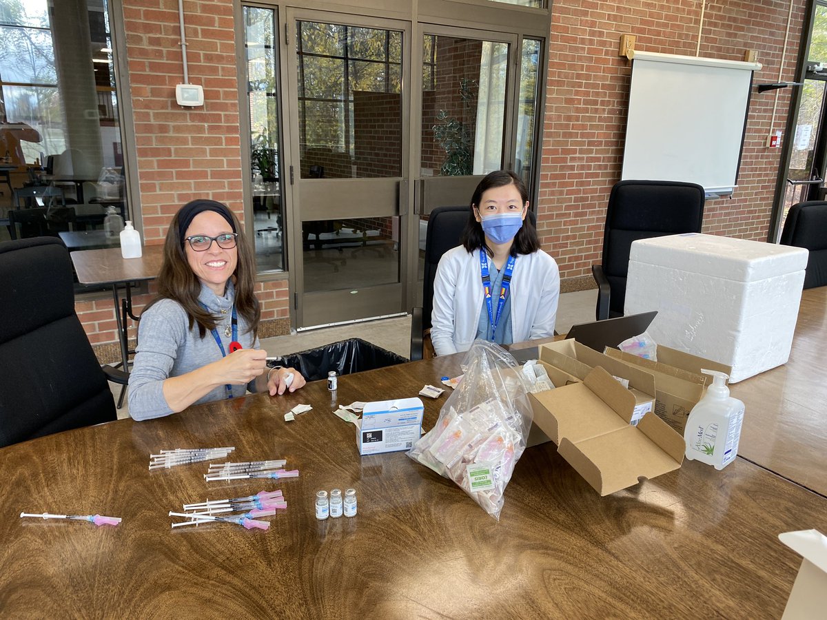 EDISANLead's tweet photo. This fall our @Sunnybrook DFCM physicians and residents have been busy giving #flu and #Covid vaccines to @BobRumball &amp; @SPRINT_Sr_Care at Pine Villa - thanks to all those involved for making sure our community gets vaccinated!
#EDISAN https://t.co/lXGGIMXkGZ