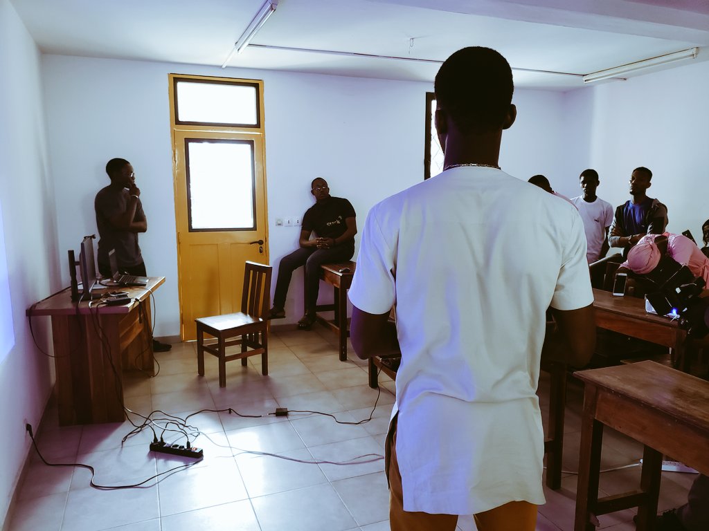 MakeAfrica2023's tweet photo. Quand #MicroPLab instruit à la fabrication d'objets connectés
#MakeAfrica2023 #MakeAfrica #IoT #ObjetsConnectés #MicroPLab https://t.co/VTZUgomMLV