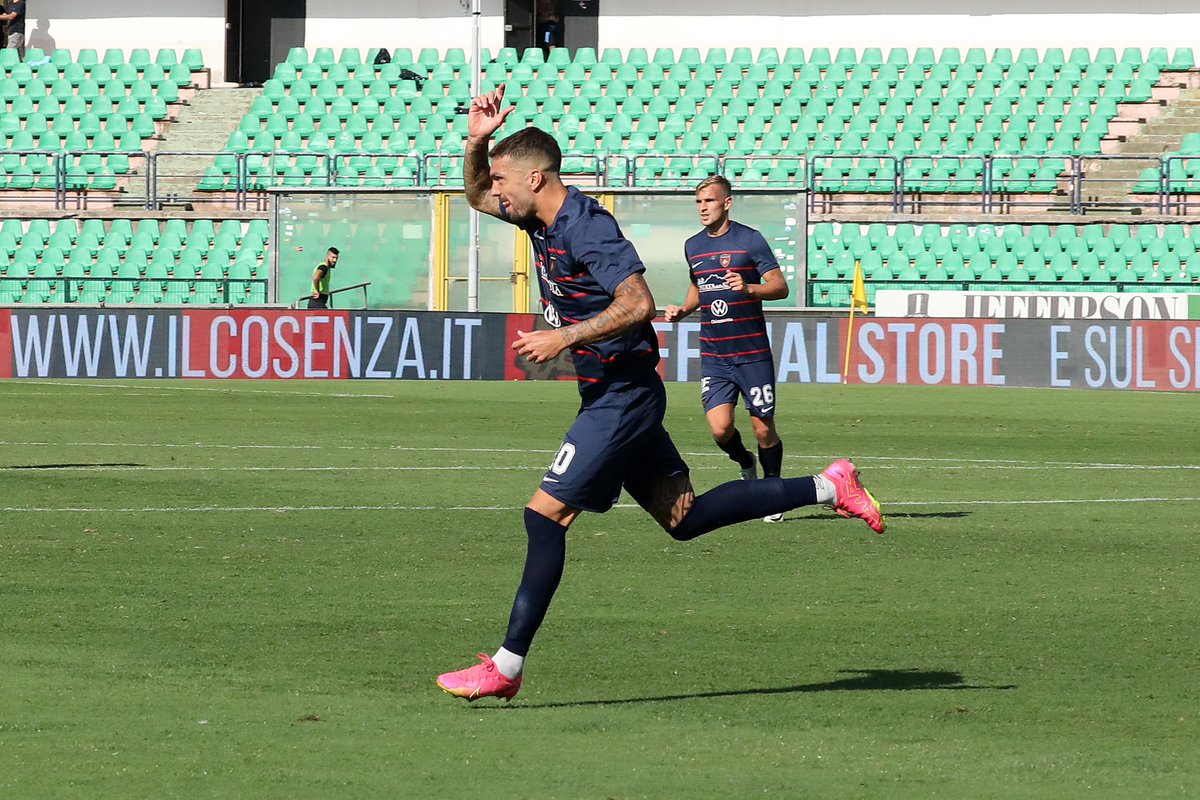 🦈🐺 Debutto al Tribunale di Cosenza nel (nuovo) ruolo di praticante avvocato per il nostro Squalo Francesco Forte. Dimostrazione di come si possa eccellere nel calcio e negli studi 👏🏻⚽️📖 #ForzaLupi